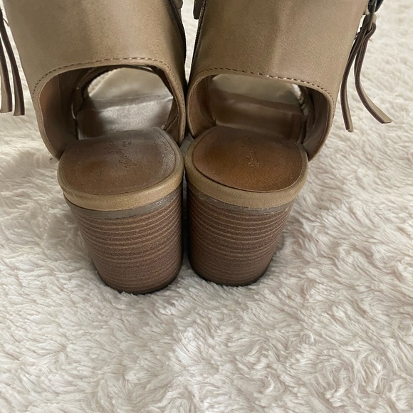 Heels - Picture 3 of 4